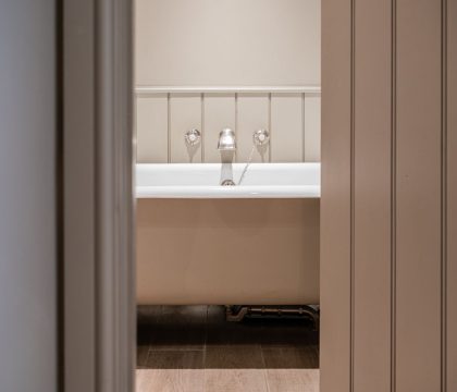 Dovecote Cottage Bathroom - StayCotswold