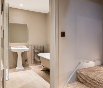 Stable Cottage Family Bathroom - StayCotswold