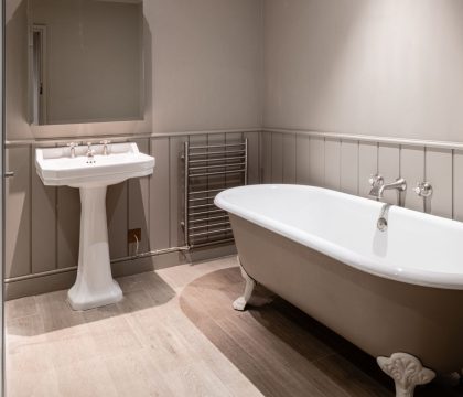 Stable Cottage Family Bathroom - StayCotswold