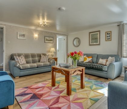 Manor Close Cottage Sitting Room - StayCotswold