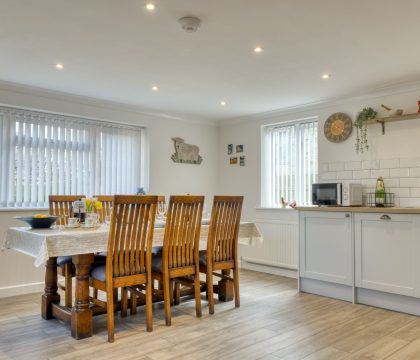 Manor Close Cottage Kitchen - StayCotswold