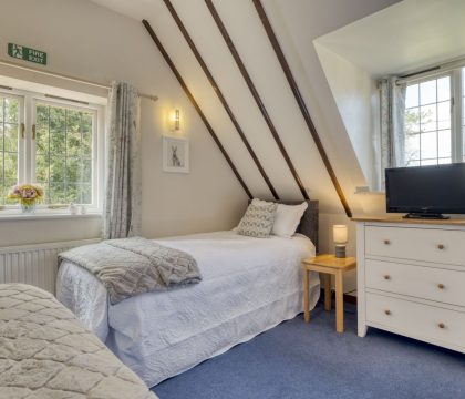 Manor Close Cottage Master Bedroom - StayCotswold