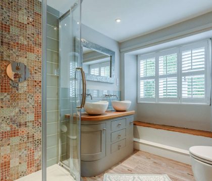 Laurel Tree Cottage Family Bathroom - StayCotswold