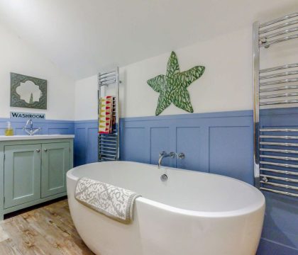 Laurel Tree Cottage Bathroom - StayCotswold