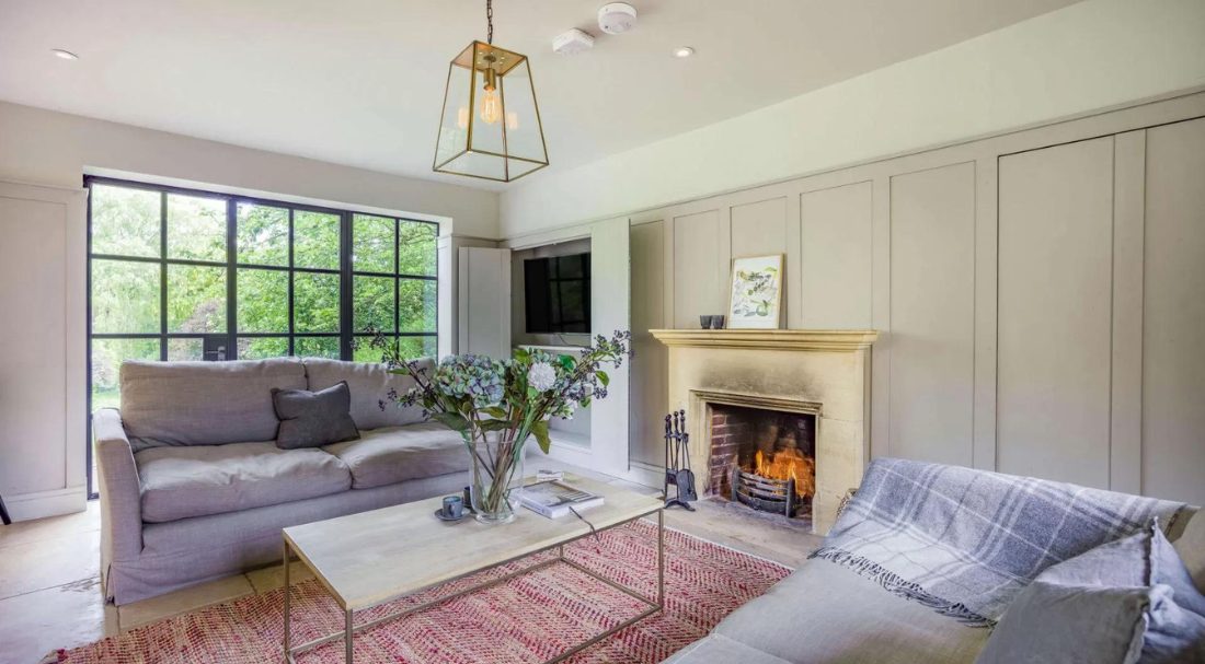Family sitting room with plenty of seating in a Cotswold home rental