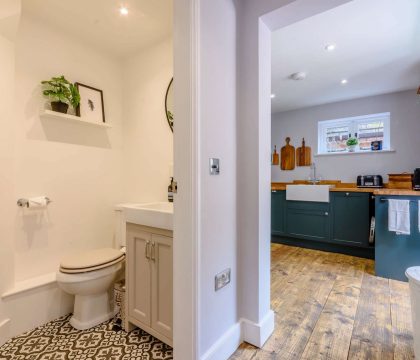 Shakespeare Cottage Cloakroom - StayCotswold