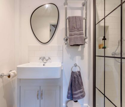 Shakespeare Cottage Master Bedroom Ensuite - StayCotswold