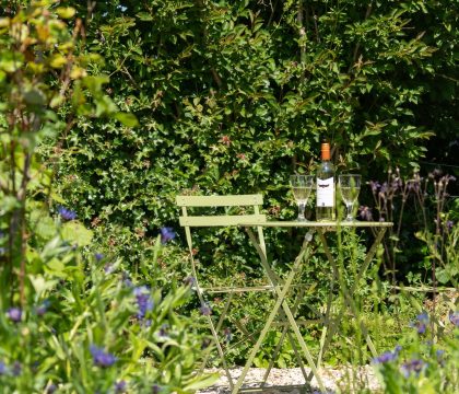 Bea's Cottage Garden - StayCotswold