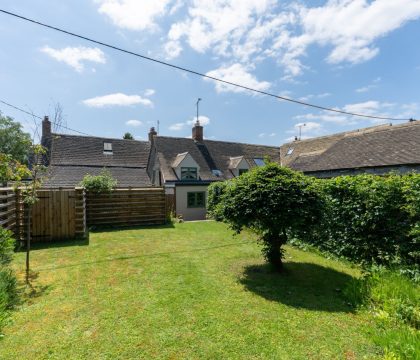 Bea's Cottage Garden - StayCotswold