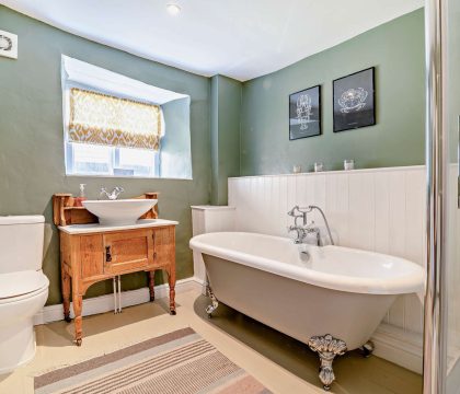 The Old House Family Bathroom - StayCotswold