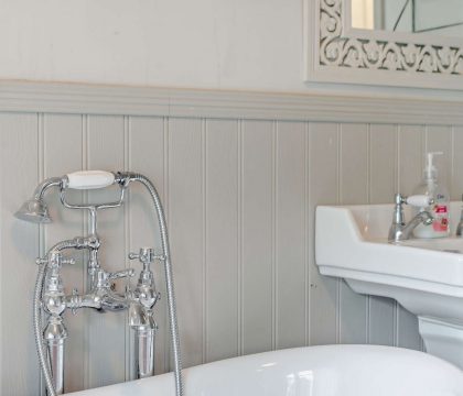 Fleur de Lys Bathroom - StayCotswold 