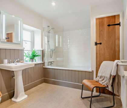 2 Bottom End Family Bathroom - StayCotswold