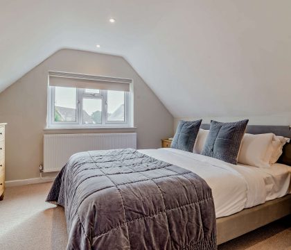 Ways End Master Bedroom - StayCotswold