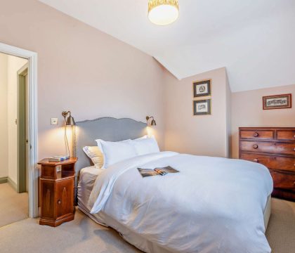 Hillview Bedroom 2 - StayCotswold