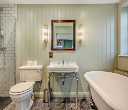 Hillview Master Bedroom Ensuite - StayCotswold