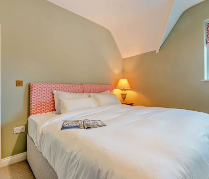 Hillview Bedroom 3- StayCotswold