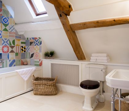 Yew Tree Farm Family Bathroom 1 - StayCotswold