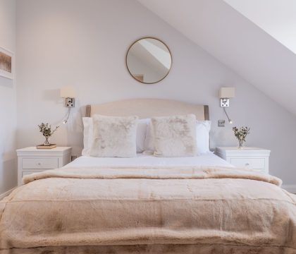 Nursery End House Master Bedroom - StayCotswold