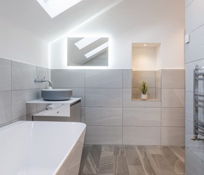 Nursery End House Family Bathroom - StayCotswold
