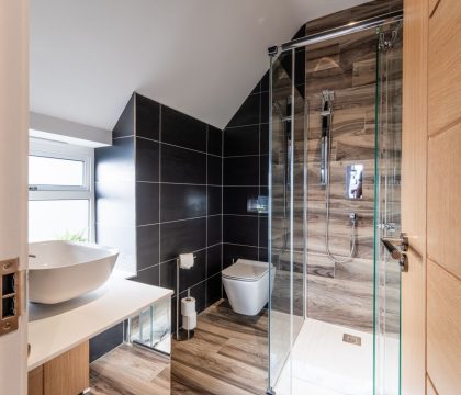 Nursery End House Bedroom 2 Ensuite - StayCotswold