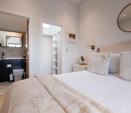Nursery End House Master Bedroom - StayCotswold