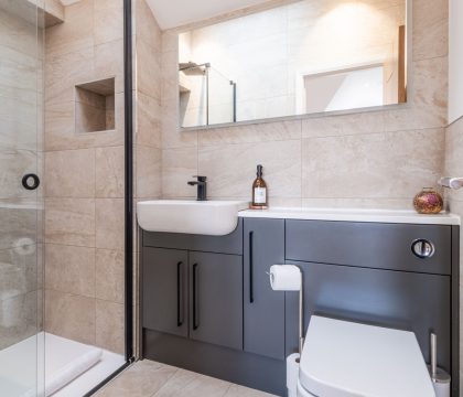Nursery End House Master Bedroom Ensuite - StayCotswold