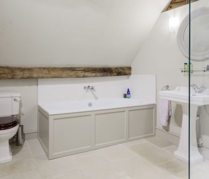 Yew Tree Farm Family Bathroom 2 - StayCotswold