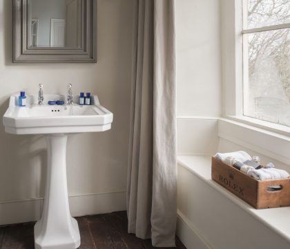 Yew Tree Farm Bedroom 2 Ensuite - StayCotswold