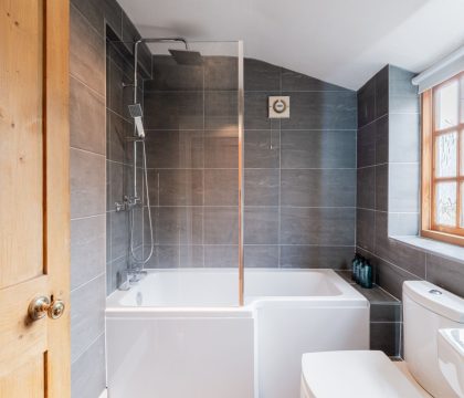 Archway Cottage Family Bathroom - StayCotswold
