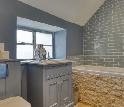 Old Post Office Cottage Family Bathroom - StayCotswold