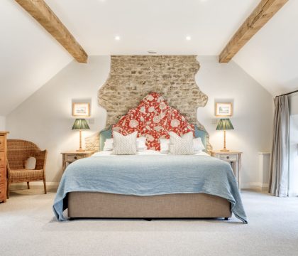 Prince Barn Master Bedroom - StayCotswold