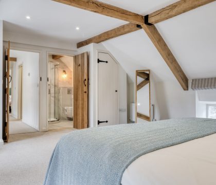 Prince Barn Master Bedroom - StayCotswold