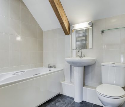 Prince Barn Family Bathroom - StayCotswold