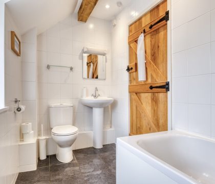 Punch Barn Family Bathroom - StayCotswold