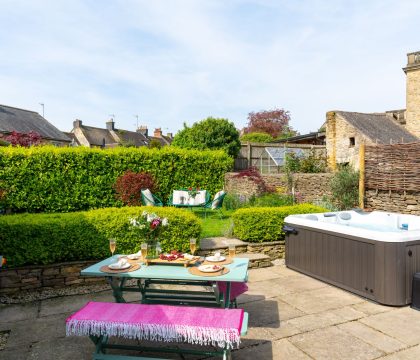 2 Bottom End Garden - StayCotswold