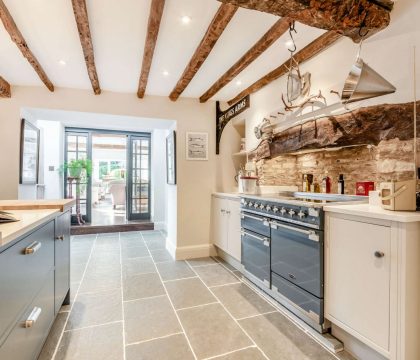 Cross Keys Cottage Kitchen - StayCotswold