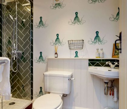 Cross Keys Cottage Bathroom - StayCotswold