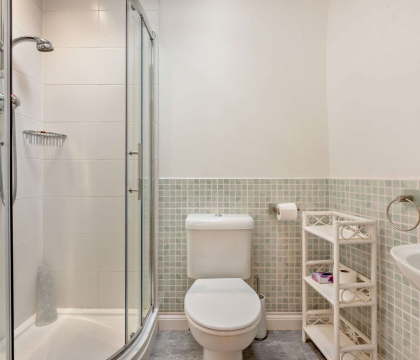 Cider Press Cottage Master Bedroom Ensuite - StayCotswold