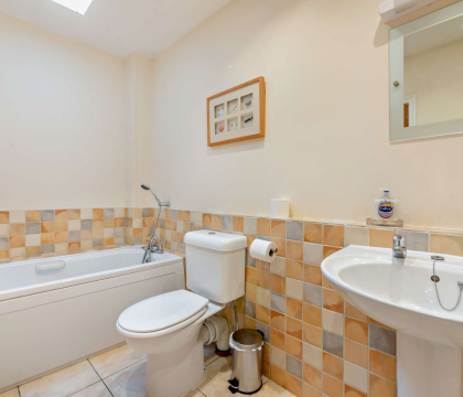 Cider Press Cottage Bedroom 2 Ensuite - StayCotswold