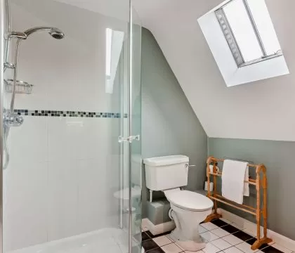 The Glen, Ilmington Master Bedroom Ensuite - StayCotswold
