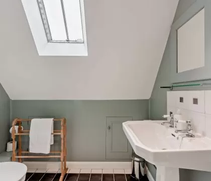 The Glen, Ilmington Master Bedroom Ensuite - StayCotswold