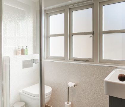 Gardners Cottage Bedroom 2 Ensuite - StayCotswold