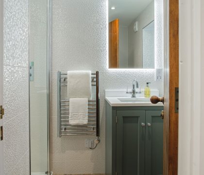 Gardners Cottage Bedroom 4 Ensuite - StayCotswold