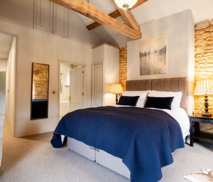 Pinkney House Master Bedroom - StayCotswold