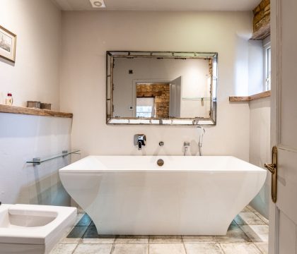 Pinkney House Master Bedroom Ensuite - StayCotswold