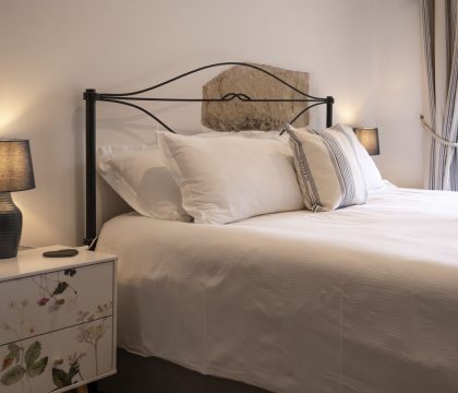 Lilac Cottage Master Bedroom - StayCotswold