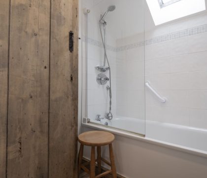 Lilac Cottage Family Bathroom - StayCotswold