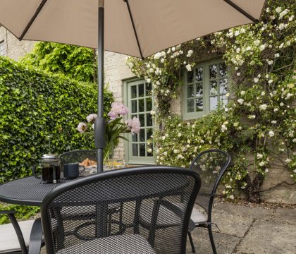 Lilac Cottage Garden - StayCotswold