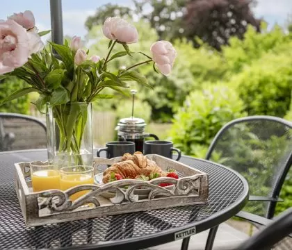 Lilac Cottage Garden - StayCotswold