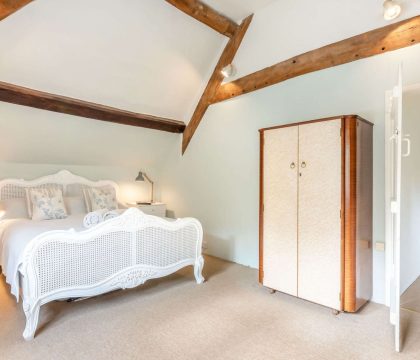 Norman Chapel Master Bedroom - StayCotswold